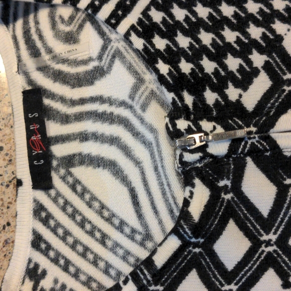 CYRUS Black and White Zippered Sweater. Abstract blk/white pattern. - Picture 2 of 4